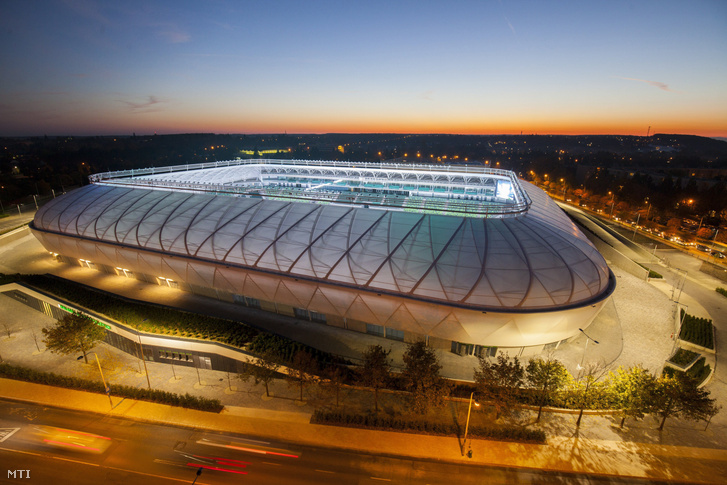 A szombathelyi Haladás 156 milliárd forintos költséggel felépült új sportkomplexumának 9000 férõhelyes UEFA IV-es besorolású teljesen fedett lelátóval rendelkezõ futballpályája a bemutató napján 2017. október 18-án.
                        