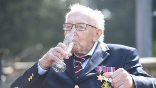 A slágerlistát vezetve ünnepli ma 100. születésnapját Tom Moore kapitány