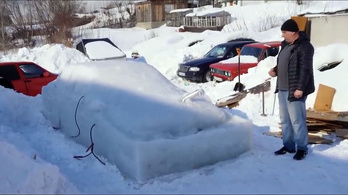 Óriási jégkockát csináltak egy BMW-ből