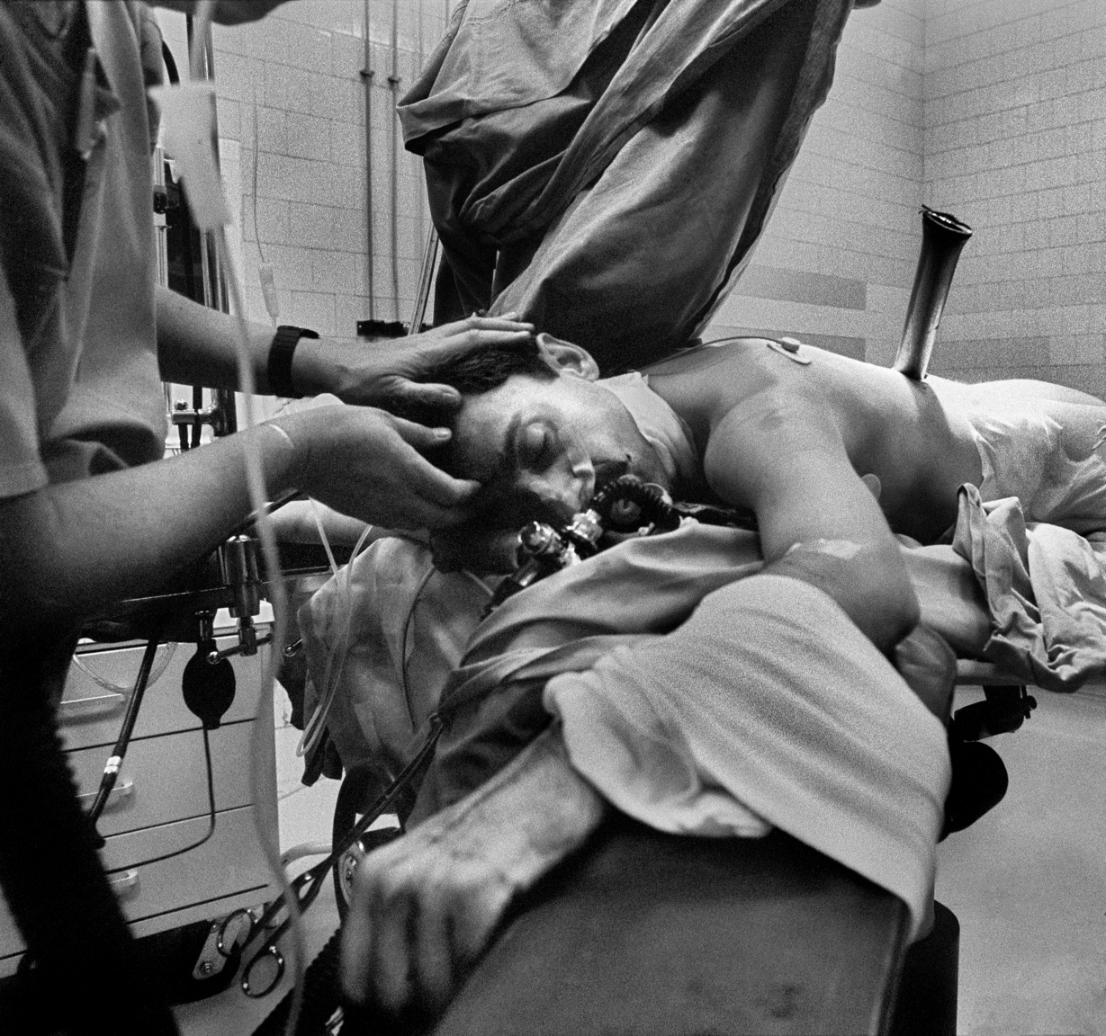 1994.10.20
                        Felnyársalt férfi a műtőasztalon.Weil Emil kórház Traumatológiai osztály Mexikói út