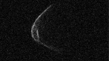 Két kilométer széles aszteroida száguld el a Föld mellett