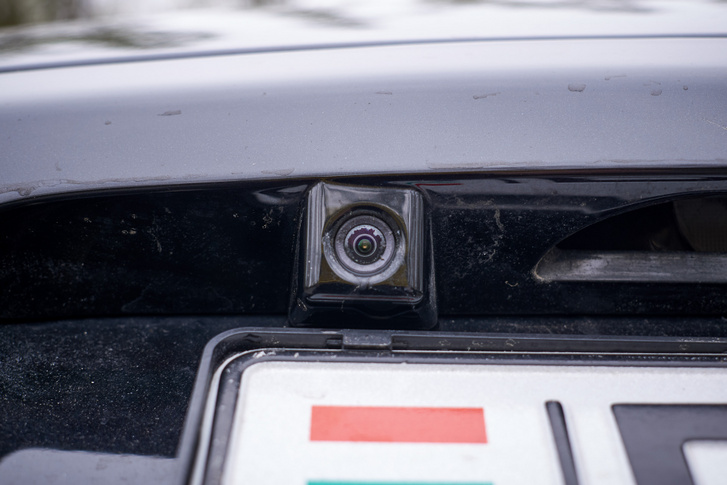 Sok Vengában van tolatókamera, mely a navigáció nélküli változatokban a tükörbe épített kijelzőre vetít. Csahogy ez egyben a kocsi egyetlen gyenge pontja