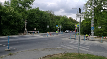 Valaki önkényesen megszüntette a lezárást a Budakeszi út frissen aszfaltozott szakaszán