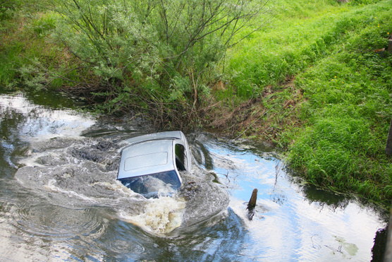 Így menekülj ki egy süllyedő autóból