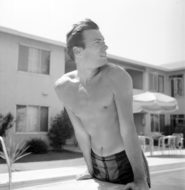 Így pózolt Clint Eastwood 1956-ban saját úszómedencéjéből kifelé jövet