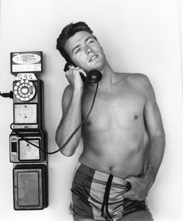 Így pózolt Clint Eastwood 1956-ban egy telefonnal