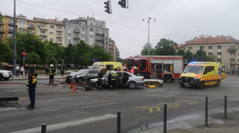 Két gépkocsi ütközött a Bartók Béla úton