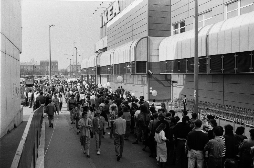 1990.03.21.
                        Az IKEA megnyitása Budapesten, az Örs vezér terén