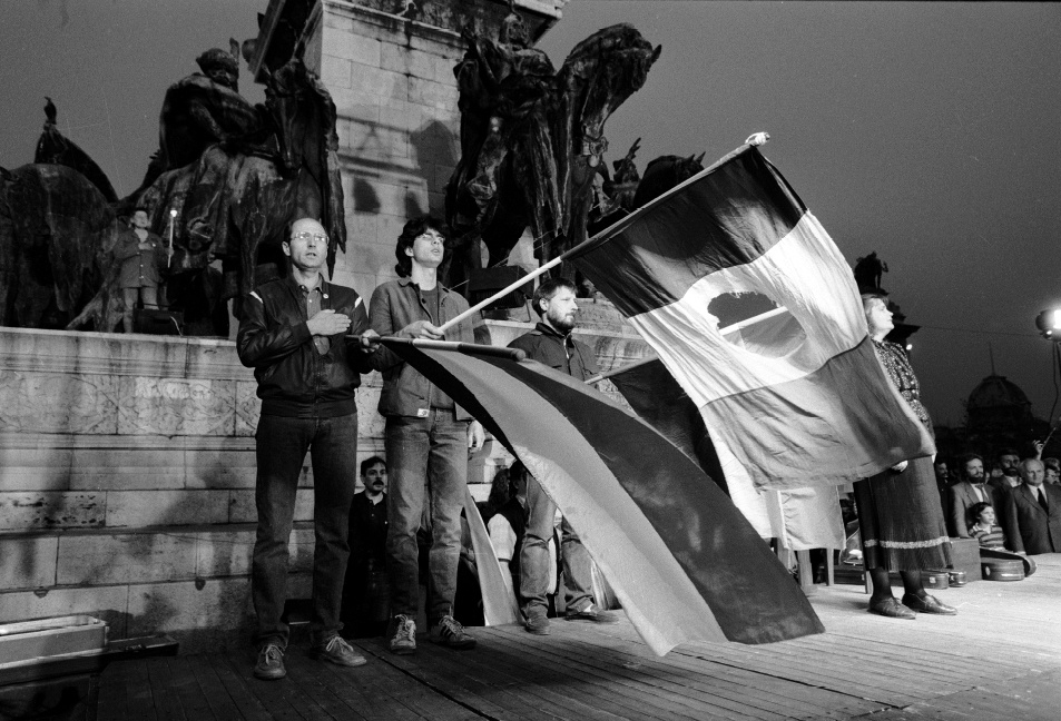 1990.03.20.
                        A marosvásárhelyi vérengzések ellen tiltakozó naggyűlés Budapesten, a Hősök terén