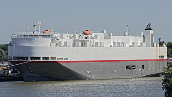 Napokig várakozott Los Angelesben egy teherhajó, hogy lepakolhassa újautó-szállítmányát