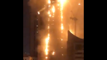 Teljesen kiégett egy 190 méteres felhőkarcoló az Arab Emírségekben