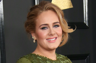 Adele szűk miniruhát húzott: 44 kilós fogyása után ilyen karcsú lett az alakja