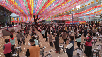 Dél-Korea a normális életre emlékeztető módon nyitotta újra közösségi életét és gazdaságát