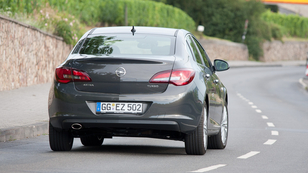 Nemzetközi bemutató: Opel Astra Sedan és facelift