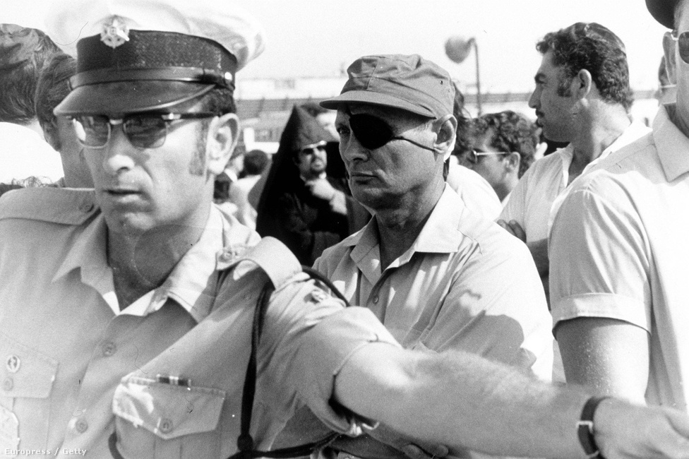 Moshe Dayan izraeli védelmi miniszter búcsúztatta el a tizenegy megölt sportolót Izraelben.