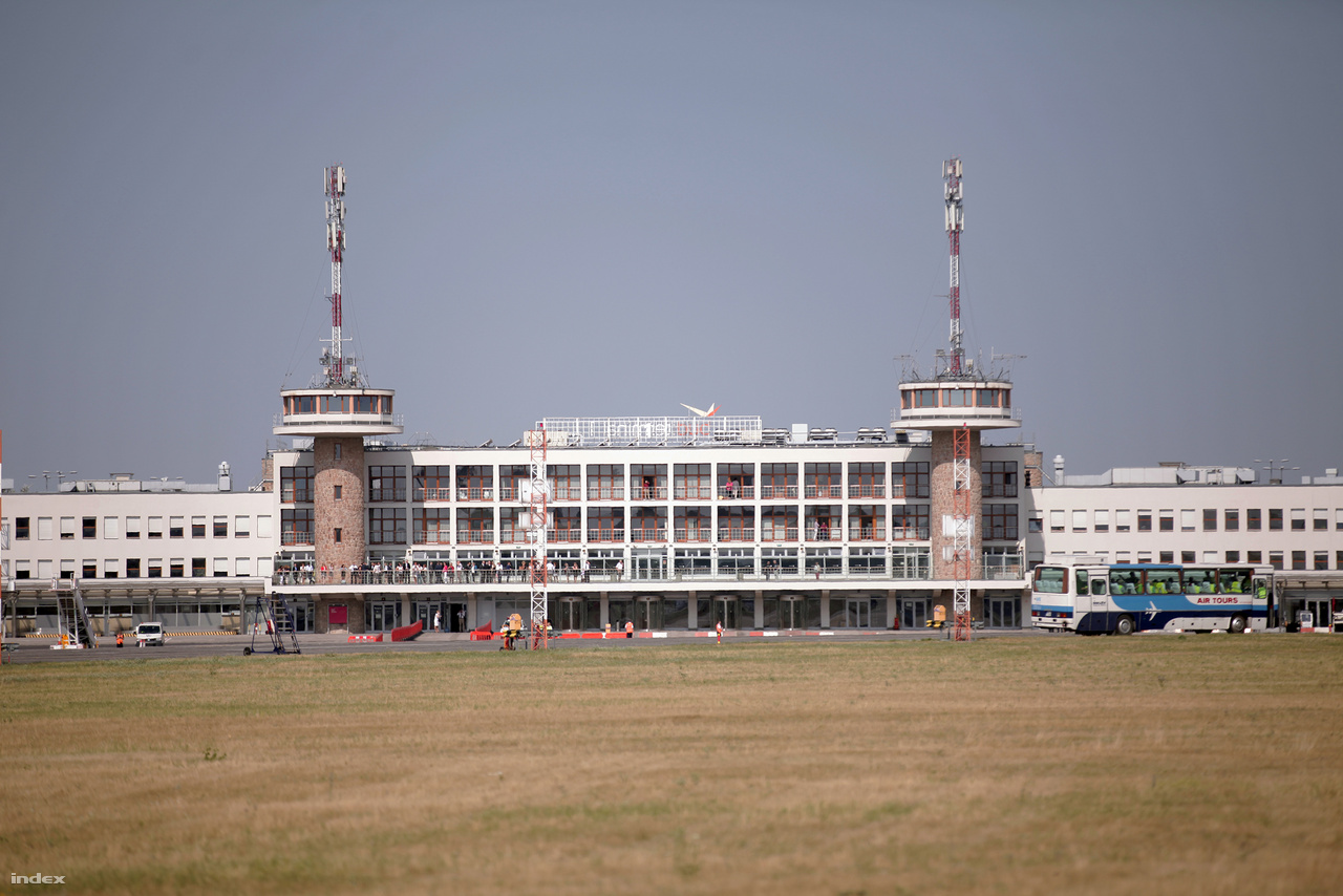A Malév csődje után a Budapest Airport az utasforgalom csökkenése miatt, gazdaságossági okokból 2012. május 30-án bezárta az 1-es terminált. A magyar légiközelekedés ikonikus épülete azóta is zárva van a légiutasok előtt, rendezvényhelyszínként üzemel Terminal 1 Airport Event Center néven. A fotó 2017-ben készült.