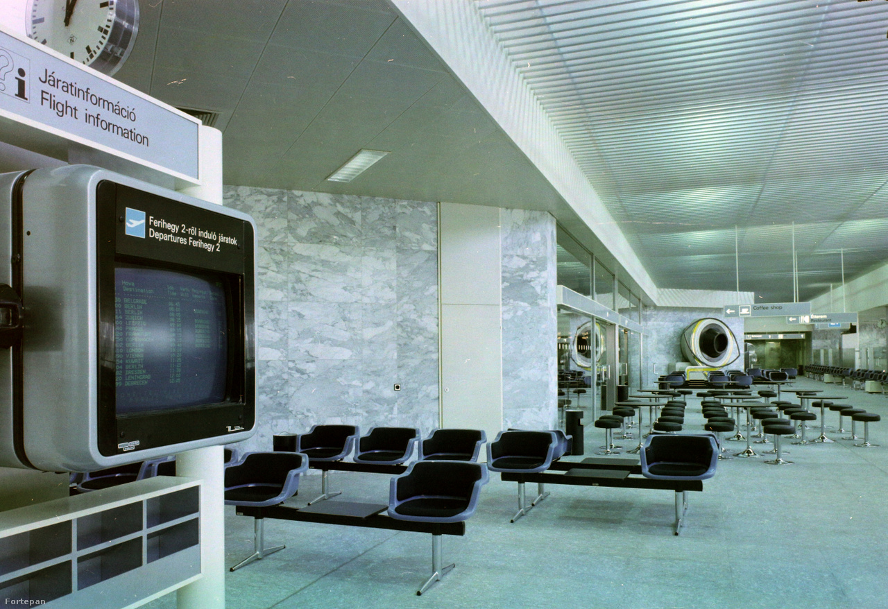 A Ferihegy 2-es Terminált (2A) 1985-ben nyitották meg. A várótermi bútorok, az utastájékoztató rendszerek, a műalkotások összképe még mai szemmel is elég futurisztikusnak hat.