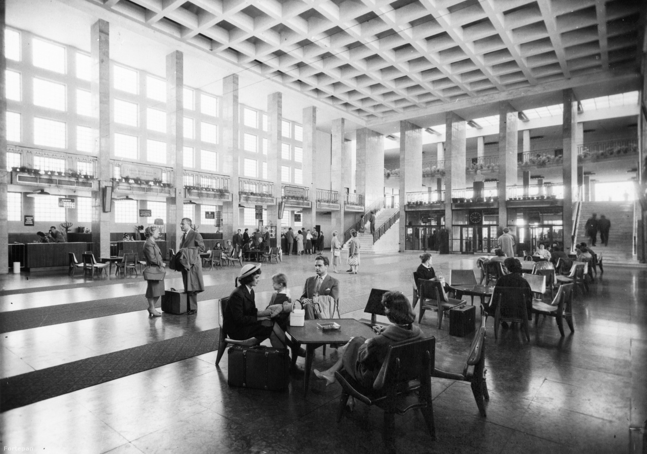 1961-es felvétel az 1-es terminál impozáns, nagy várócsarnokáról.