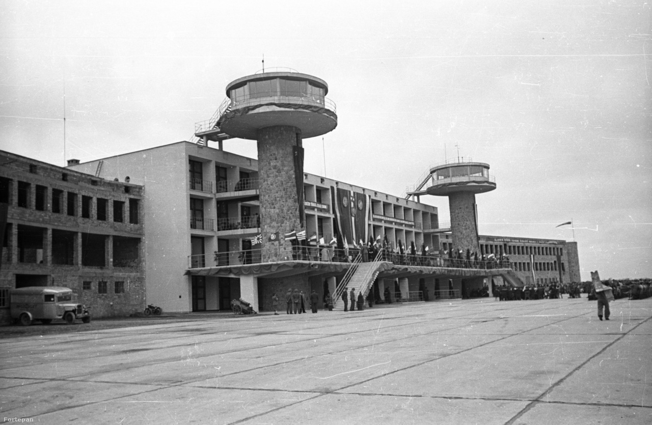 1950. május 7. A ferihegyi repülőtér Dávid Károly építész által tervezett modern, két jellegzetes toronnyal bíró főépülete az ünnepélyes átadás napján. A fotót jobban megnézve látható, hogy az épület még félkész, a két szárnyon még javában dolgoznak, a munkák az ötvenes évek közepére fejeződtek be. A képen nem látszik, de a terminál fölülről nézve madarat formál.