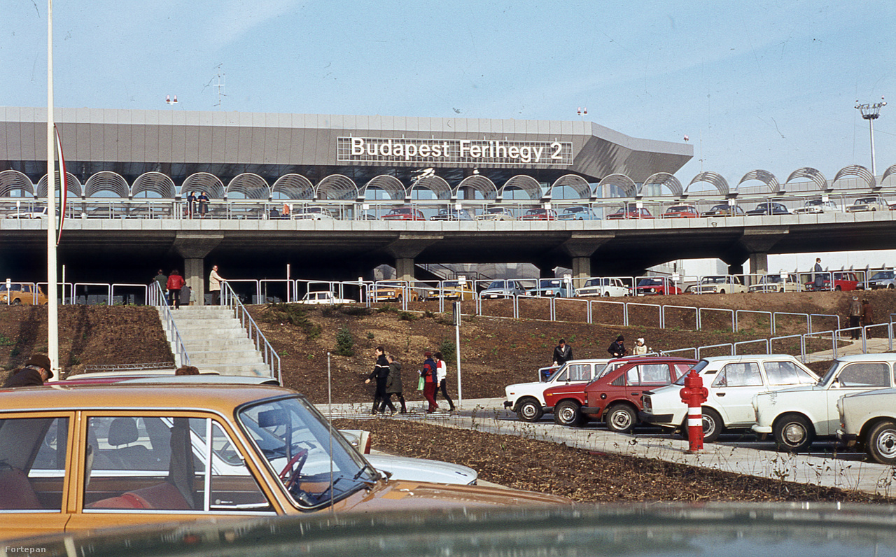 1989: a 2-es terminál épülete, a parkoló felől nézve. A szocialista autóipar remekei közt a sasszeműek két BMW-t is kiszúrhatnak.