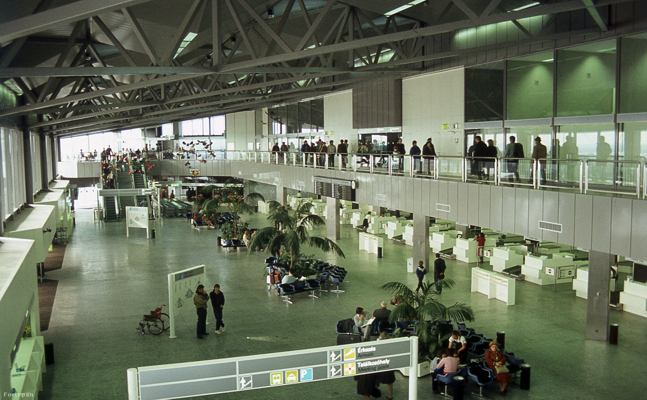 1989-es fotó a 2-es terminálról ? barátságos szellős terek, hatalmas pálmák, fotelek. Az indulási oldal csarnokának túlsó végében látni lehet a színes madarakat is, amik 1985 óta lógtak az utasok feje fölött. A vidám műgyanta alkotások még a 2010-es évek elején is megvoltak, pár évvel ezelőtt, a nagy átépítéskor tűntek el. 