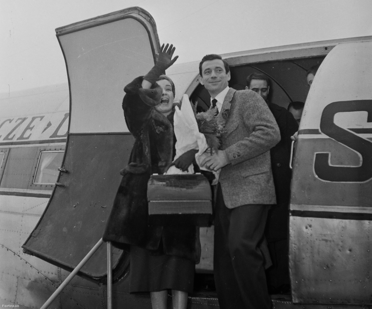 1957: Magyarországra látogatott Simone Signoret színművésznő és férje, Yves Montand sanzonénekes és filmszínész. A francia sztárházaspár a lengyel légitársaság (LOT) Liszunov Li-2 típusú repülőgépével érkezett a magyar főváros repülőterére.
