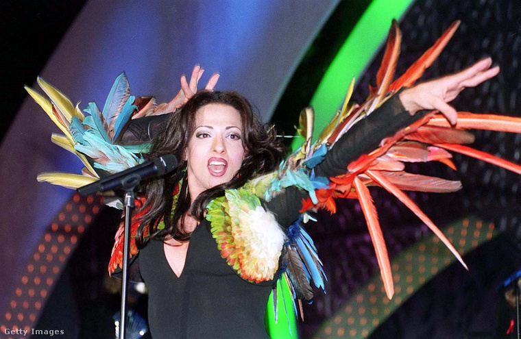 A kilencvenes évek legemlékezetesebb eurovíziós sztárja egyértelműen Dana International volt, aki 1998-ban nyert a Diva című számmal. Hatalmas dolog volt akkoriban, hogy egy transznemű nő egyáltalán színpadra állhatott, hát még, hogy nyerni is tudott. 