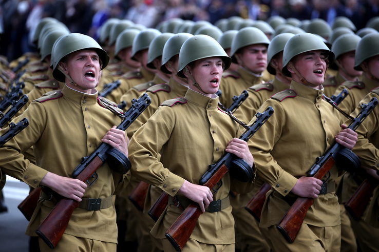 Fehérorosz katonaság tagjai vonulnak a mai Győzelem Napján Minszkben