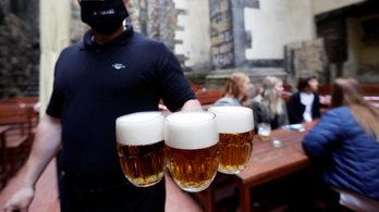 Két hónap után kinyitottak a cseh sörkertek
