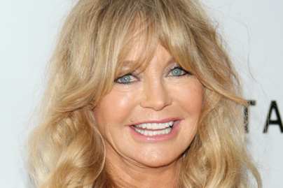 Goldie Hawn legkisebb unokája mosolyától te is elolvadsz: Rani testvéreivel és anyukájával pózolt