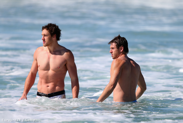 A Syndey Swans játékosai Sydney egyik strandján a vízben