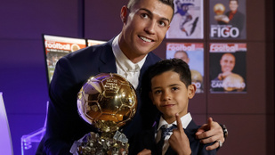 Cristiano Ronaldo kisfiával együtt edz a karantén idején
