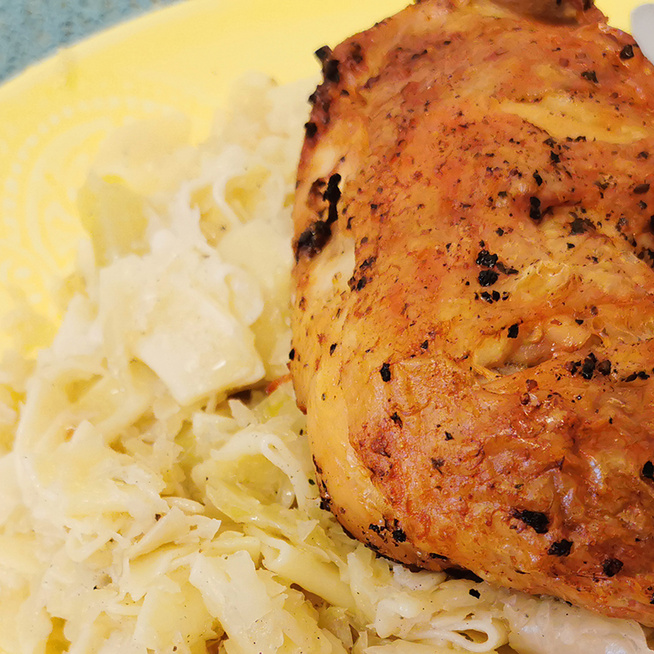 Kiadós és szaftos káposztás tészta a nagyi receptje szerint: csirkecombot sütött mellé