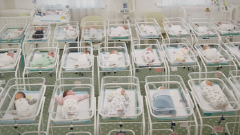 46 kisbaba sír szülők után ezen a reklámvideón
