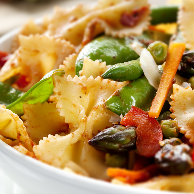 Színes tészta ropogós zöldségekkel megpakolva – Egészséges és gyors vacsora