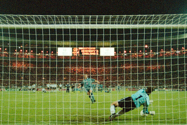 1996-os Eb-elődöntőben Gareth Southgate lövését Andreas Köpke védi.