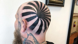 Senkinek nem horpadt be a koponyája, csak trend az optikai illúziós tetoválás