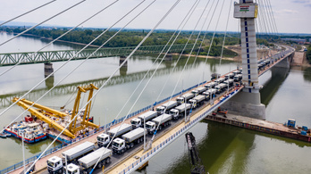 Miért különleges egyszerre 32 teherautó egy hídon?