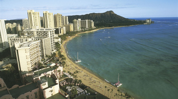 Letartóztatták a karantén helyett szörföző turistát Hawaiin