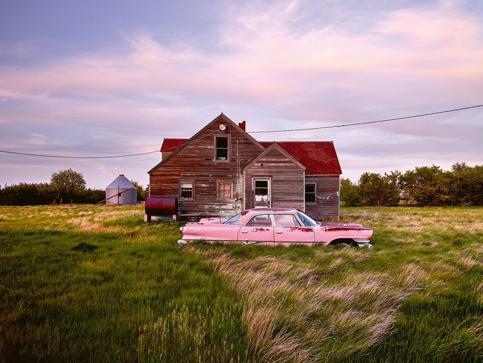Ez pedig a művész kedvence, egy 1960-as rózsaszín Dodge, szintén Amerikából. A 70 éves tulajdonos azt mesélte, hogy még apja rakta le az autót a ház előtt két nappal azelőtt, hogy elhunyt. Mindez 1977-ben történt, azóta nem nyúltak sem az autóhoz, sem a házhoz.