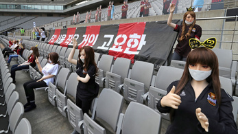Szexbabák miatt lett botrány a zárt kapus dél-koreai futballmeccsből