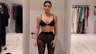 Kim Kardashian harisnya-melltartóban rakott rendet a gardróbban