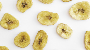 Gyümölcslevesek tetején is megállja a helyét a házi, csilis banáncsipsz
