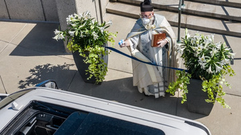 Vízipisztollyal szentelte meg a húsvéti ételeket egy michigani pap