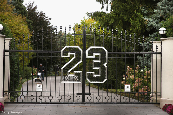 Az egyedi kapu Jordan 23-as mezszámával.