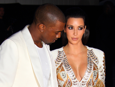 Kanye West Kim Kardashian házipornójára dugta a nőit