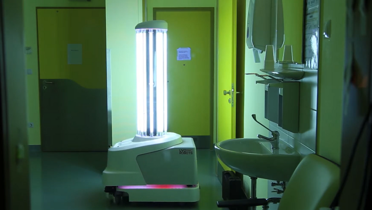 A koronavírust is elpusztító önjáró robot fertőtlenít a Semmelweis Egyetemen