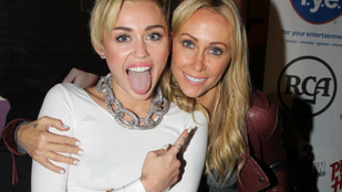 Miley Cyrusnak az édesanyja vágta le a haját, az eredmény... érdekes lett