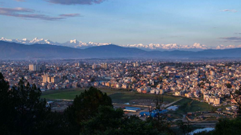 Annyira kitisztult a levegő Katmanduban, hogy el lehet látni a Mount Everestig