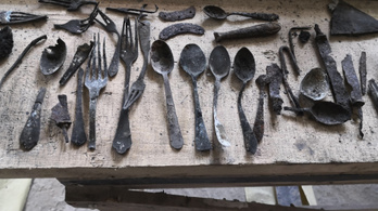 Szerszámokat, késeket, villákat találtak Auschwitz egyik blokkjának kéményében